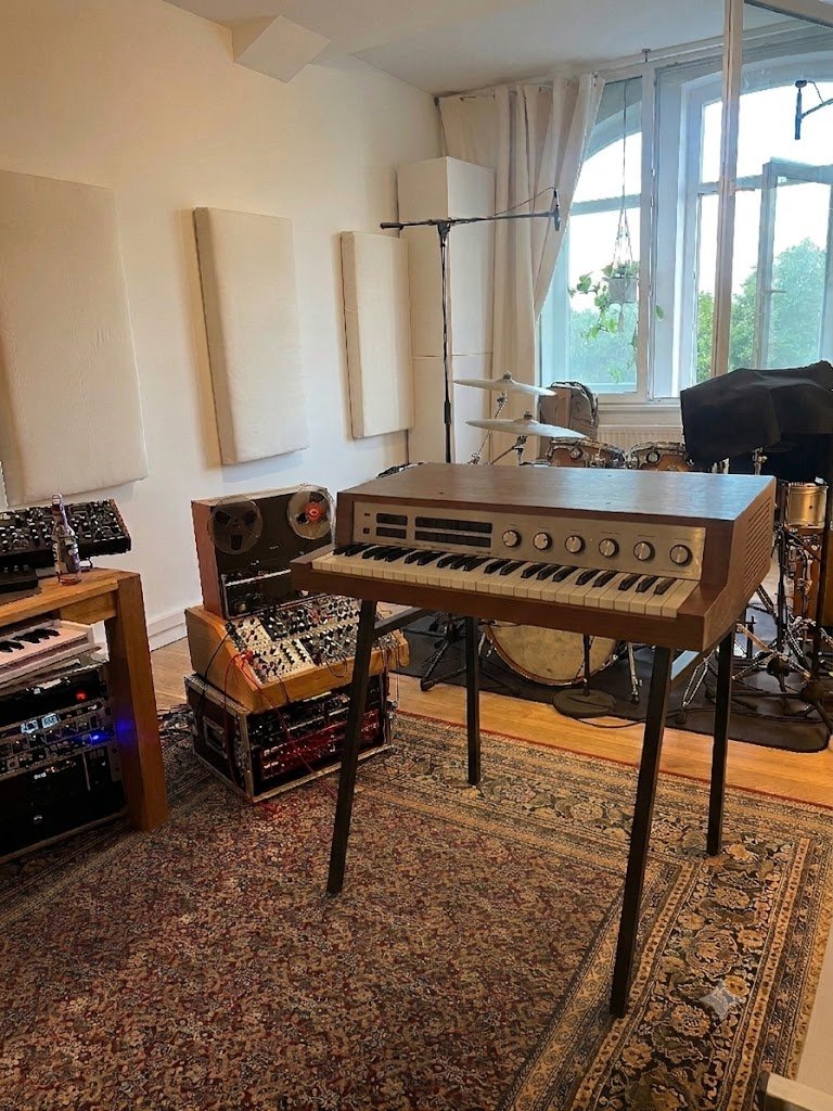 The transistor organ standing on its steel legs in the studio